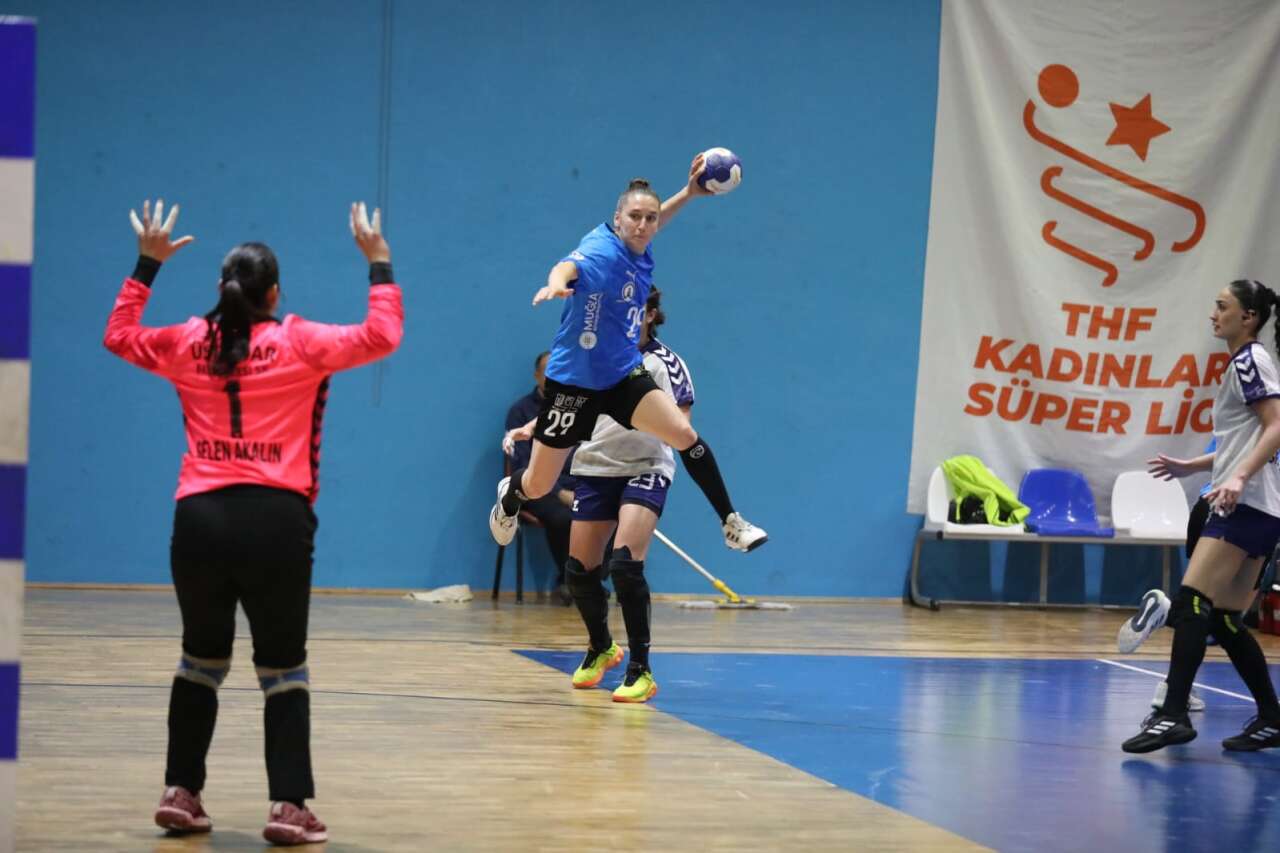 Denizin Kızları Nefes Kesen Maçta Üsküdar'ı Devirdi: Zirve İnadı Sürüyor 6